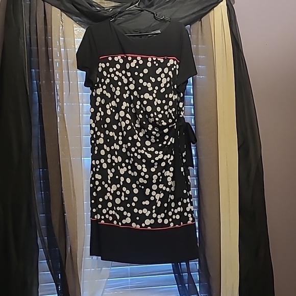 Pre-loved Black and white polka-dot dress.  Size 16W - Picture 4 of 4